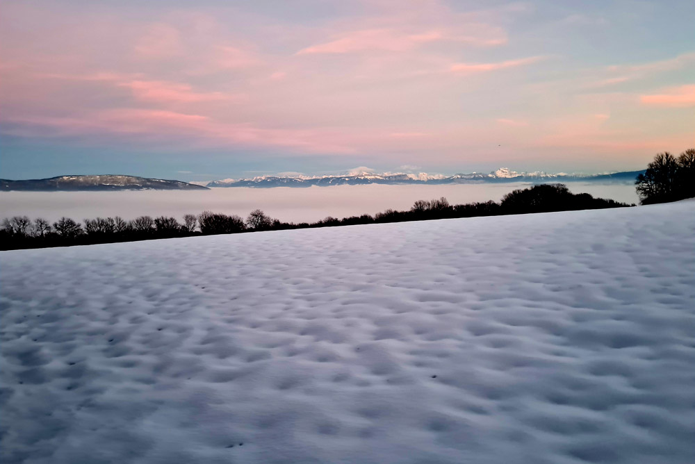 Paysage enneigé avec vue sur la chaîne des Alpes